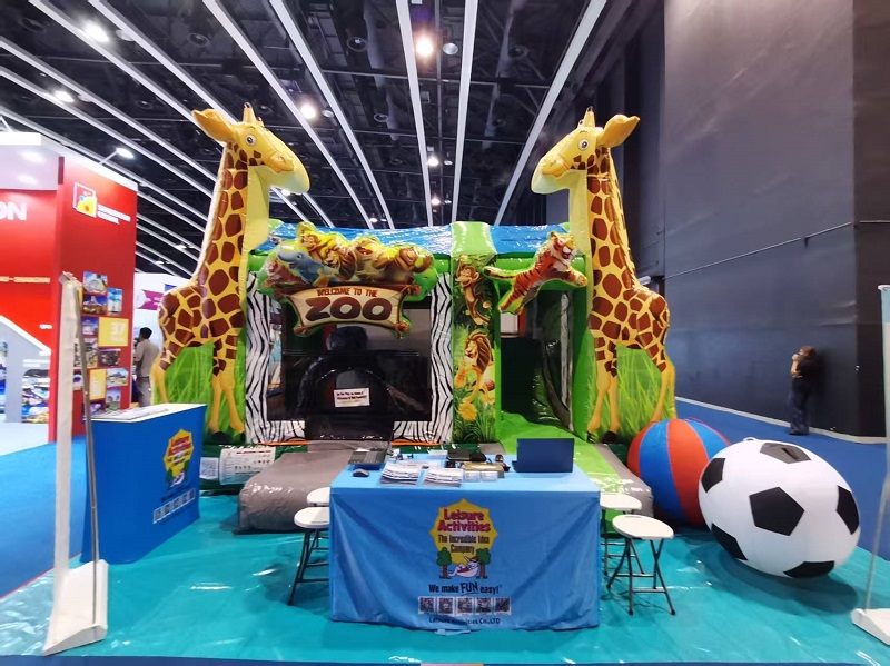 İstirahət Fəaliyyətləri® Zooparkı IAAPA EXPO ASIA sərgisinə 4 m-lik Şişmə Qala ilə gətirir İstirahət Fəaliyyətləri® Zooparkı IAAPA EXPO ASIA sərgisinə 4 m-lik Şişmə Qala ilə gətirir